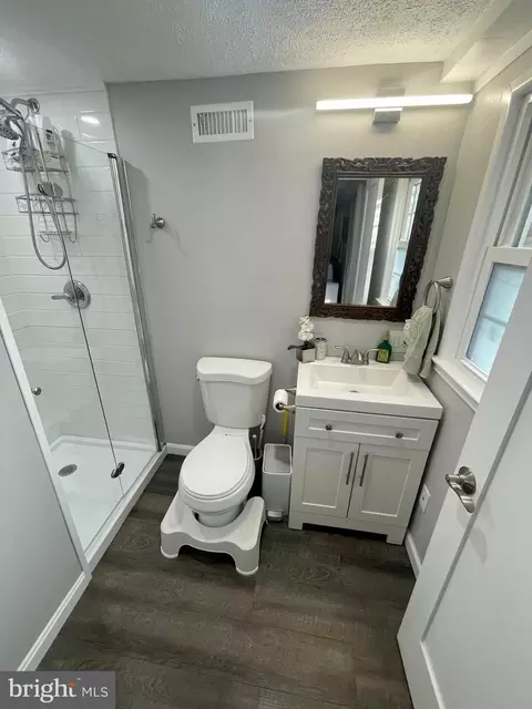 Bath - 7635 Highland St, Springfield, VA 22150 photo 3 of 3