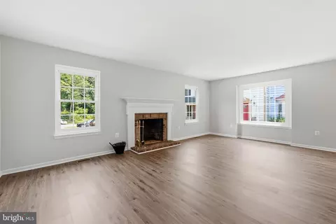 Living - 8627 Pin Oak Dr, Springfield, VA 22153 photo 1 of 3