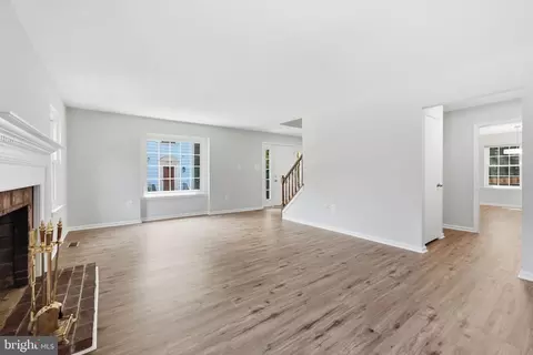 Living - 8627 Pin Oak Dr, Springfield, VA 22153 photo 3 of 3