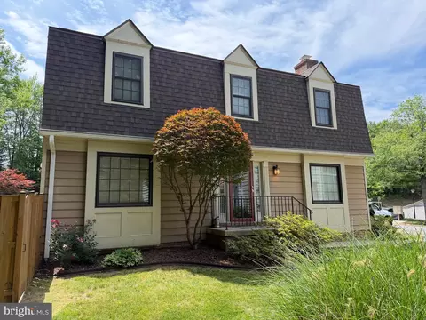 8627 Pin Oak Dr, Springfield, VA 22153