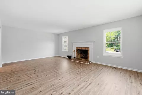 Living - 8627 Pin Oak Dr, Springfield, VA 22153 photo 2 of 3