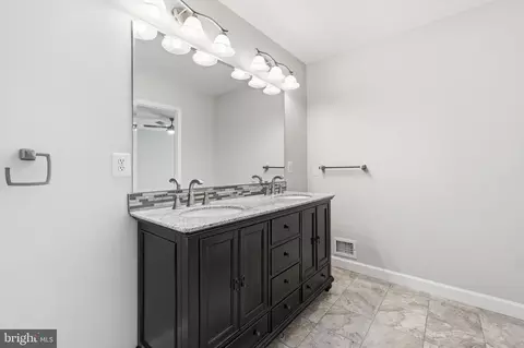 Bath - 8627 Pin Oak Dr, Springfield, VA 22153 photo 3 of 6