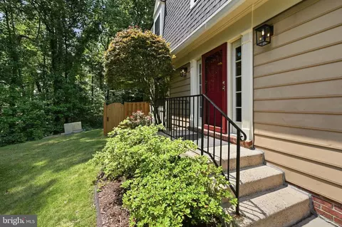 Exterior - 8627 Pin Oak Dr, Springfield, VA 22153 photo 8 of 10
