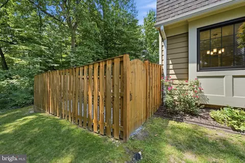 Exterior - 8627 Pin Oak Dr, Springfield, VA 22153 photo 9 of 10