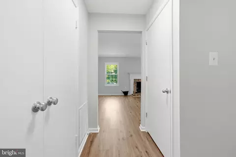 Entry Way - 8627 Pin Oak Dr, Springfield, VA 22153 photo 4 of 7