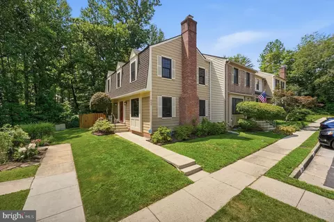 Exterior - 8627 Pin Oak Dr, Springfield, VA 22153 photo 3 of 10