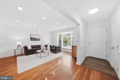 Entry Way - 8074 Powderbrook Ln, Springfield, VA 22153 photo 2 of 8