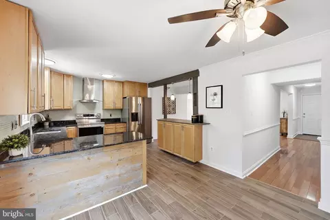 Entry Way - 8074 Powderbrook Ln, Springfield, VA 22153 photo 5 of 8