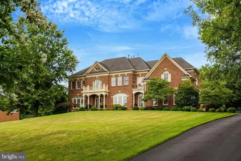 11042 Heathland Dr, Oakton, VA 22124