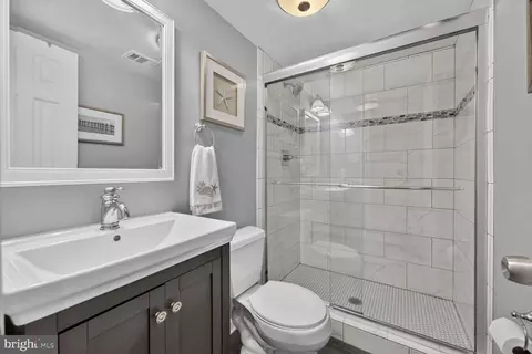 Bath - 1240 Pine Hill Rd, Mclean, VA 22101 photo 4 of 4