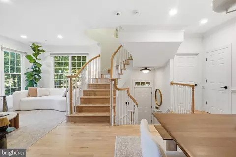 Entry Way - 1320 Lessard Ln, Mclean, VA 22101 photo 2 of 8