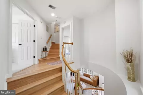 Entry Way - 1320 Lessard Ln, Mclean, VA 22101 photo 5 of 8