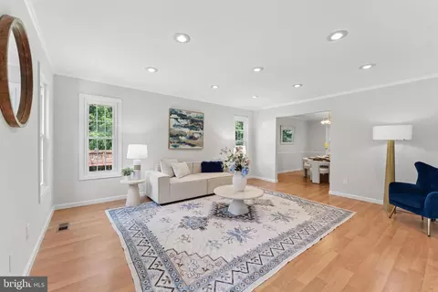 Living - 8523 Hooes Rd, Springfield, VA 22153 photo 2 of 7