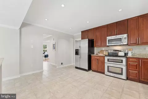 Entry Way - 8523 Hooes Rd, Springfield, VA 22153 photo 5 of 7