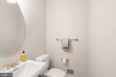 Bath - 1334 Lessard Ln, Mclean, VA 22101 photo 2 of 6