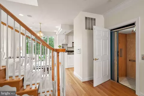 Entry Way - 1334 Lessard Ln, Mclean, VA 22101 photo 8 of 11