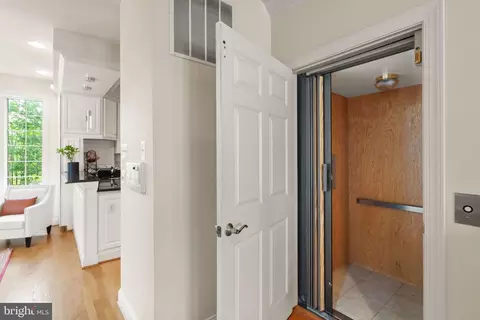 Entry Way - 1334 Lessard Ln, Mclean, VA 22101 photo 9 of 11