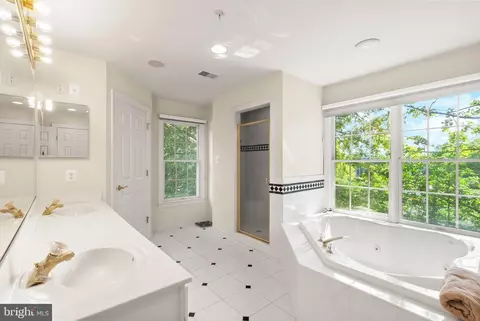 Bath - 1334 Lessard Ln, Mclean, VA 22101 photo 3 of 6