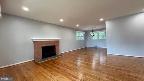 Living - 7914 Ellet Rd, Springfield, VA 22151 photo 2 of 4