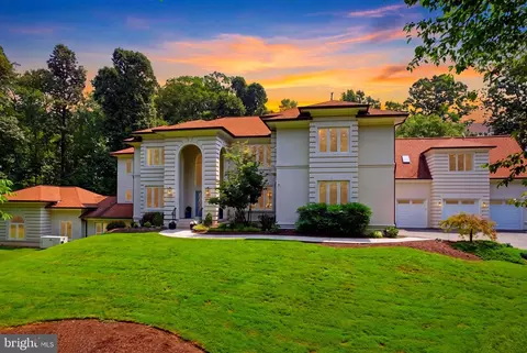 1127 Walker Rd, Great Falls, VA 22066