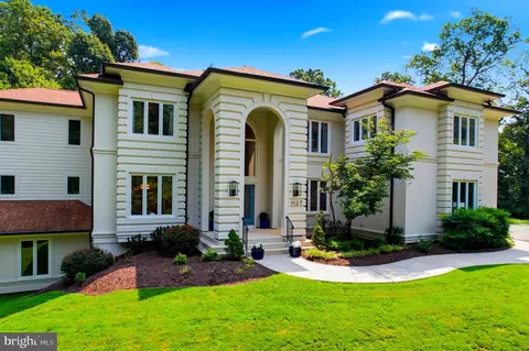 1127 Walker Rd, Great Falls, VA 22066