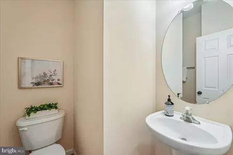 Entry Way - 6322 Halsey Rd, Mclean, VA 22101 photo 4 of 6