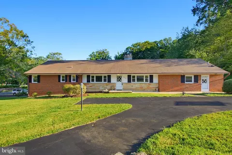 8715 Cherry Dr, Fairfax, VA 22031