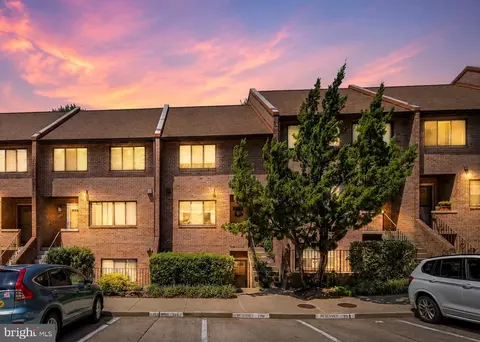 3708 B Steppes Ct, Falls Church, VA 22041