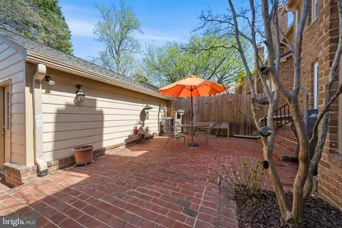 Exterior - 7308 Aynsley Ln, Mclean, VA 22102 photo 3 of 8