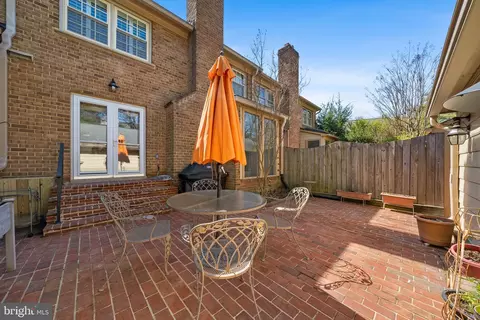 Exterior - 7308 Aynsley Ln, Mclean, VA 22102 photo 5 of 8