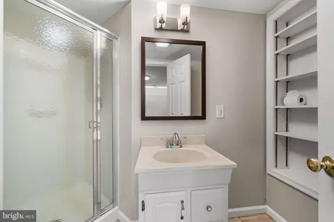 Bath - 7308 Aynsley Ln, Mclean, VA 22102 photo 9 of 11