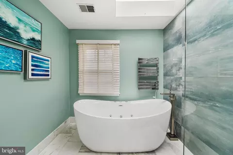 Bath - 7308 Aynsley Ln, Mclean, VA 22102 photo 7 of 11
