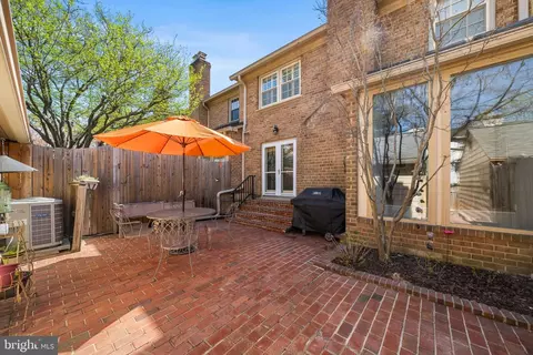 Exterior - 7308 Aynsley Ln, Mclean, VA 22102 photo 4 of 8
