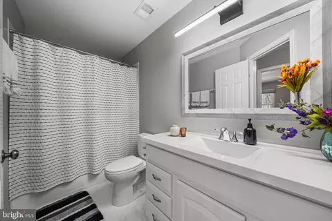 Bath - 7308 Aynsley Ln, Mclean, VA 22102 photo 8 of 11