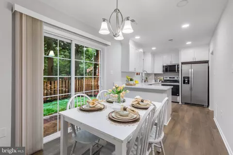 Dining - 2256 Gunsmith Sq, Reston, VA 20191 photo 2 of 3
