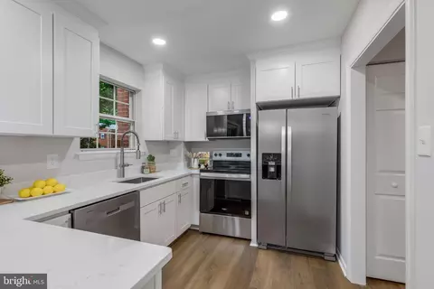 Kitchen - 2256 Gunsmith Sq, Reston, VA 20191 photo 3 of 4