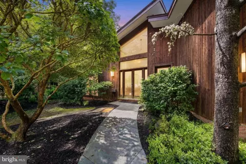 7533 Willow Ln, Falls Church, VA 22042
