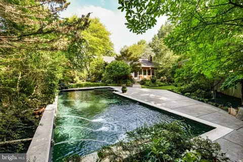 7533 Willow Ln, Falls Church, VA 22042