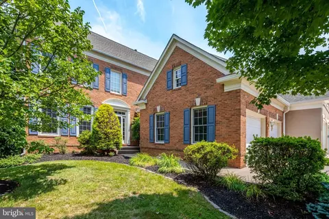 6276 Kingfisher Ln, Alexandria, VA 22312