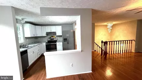 Entry Way - 3012 Summershade Ct, Herndon, VA 20171 photo 3 of 5