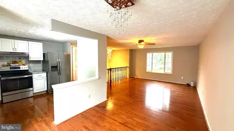 Living - 3012 Summershade Ct, Herndon, VA 20171 photo 2 of 5