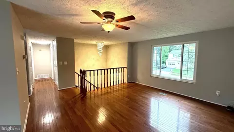 Living - 3012 Summershade Ct, Herndon, VA 20171 photo 3 of 5