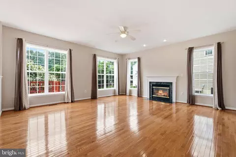 Living - 7608 Mcweadon Ln, Springfield, VA 22150 photo 8 of 15