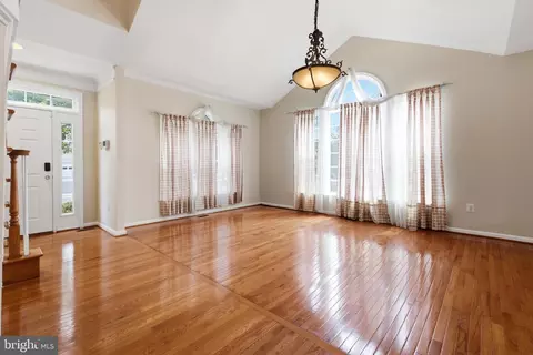 Living - 7608 Mcweadon Ln, Springfield, VA 22150 photo 2 of 15