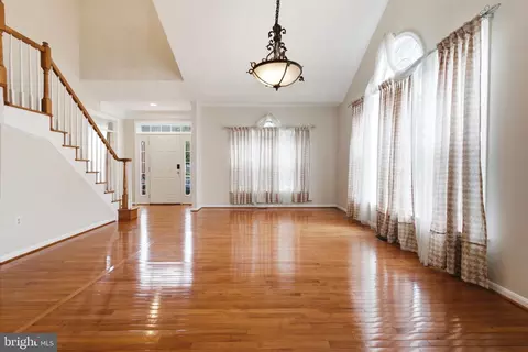 Living - 7608 Mcweadon Ln, Springfield, VA 22150 photo 3 of 15