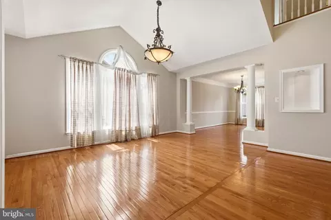 Living - 7608 Mcweadon Ln, Springfield, VA 22150 photo 4 of 15