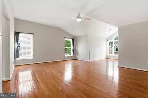 Living - 7608 Mcweadon Ln, Springfield, VA 22150 photo 10 of 15