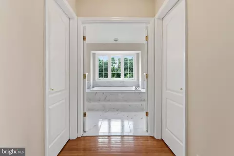 Entry Way - 7608 Mcweadon Ln, Springfield, VA 22150 photo 4 of 10
