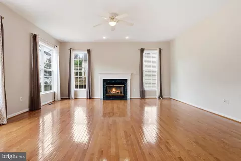 Living - 7608 Mcweadon Ln, Springfield, VA 22150 photo 7 of 15