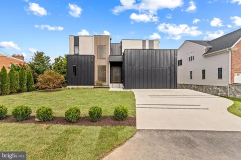 Exterior - 7216 Davis Ct, Mclean, VA 22101 photo 10 of 11